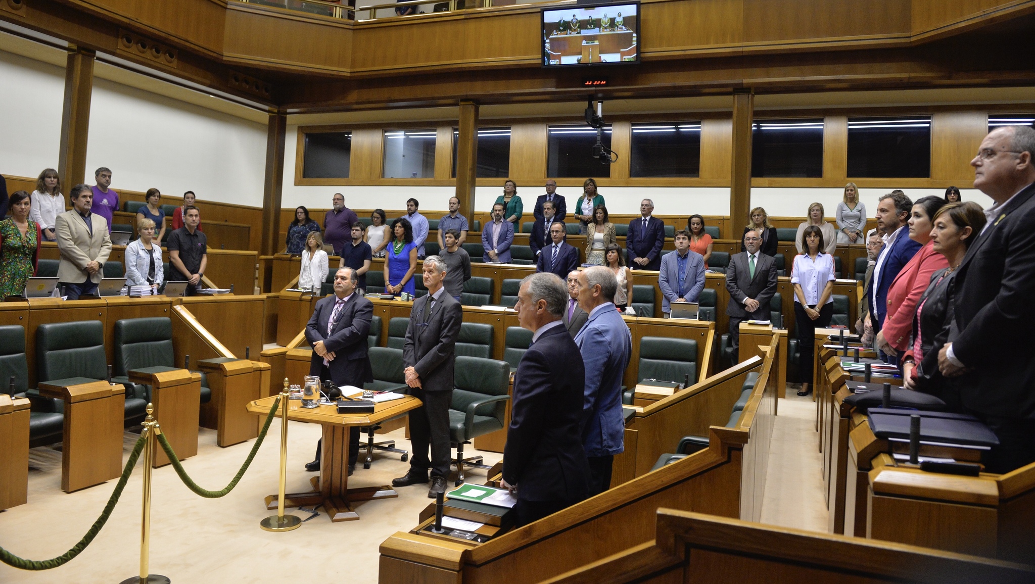 Concentración en el Parlamento Vasco de condena del asesinato de Maguette. ARABA PRESS/ PAULINO ORIBE